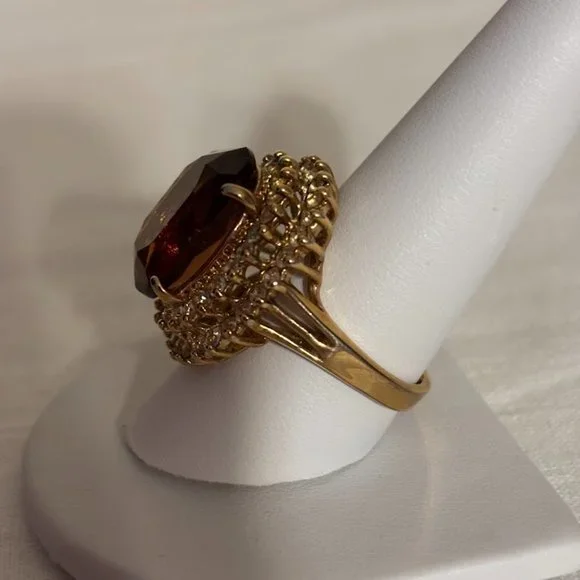 Beautiful Brown Color Ring with Crystals in Gold Tone Setting - size 9.5 - Picture 3 of 16